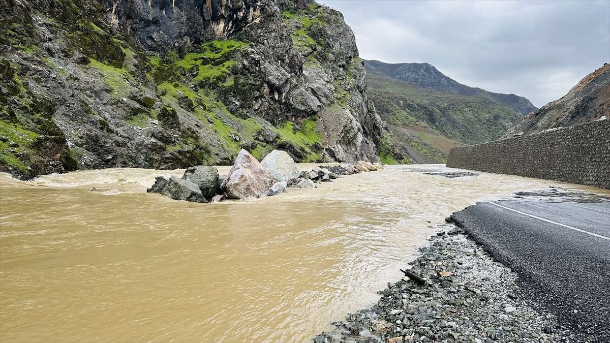 Yeni bir sel ve yol vakası daha! Dere taştı, kara yolu sular altında kaldı 14